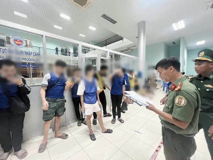 Công an TPHCM tiếp nhận 13 công dân bị trục xuất